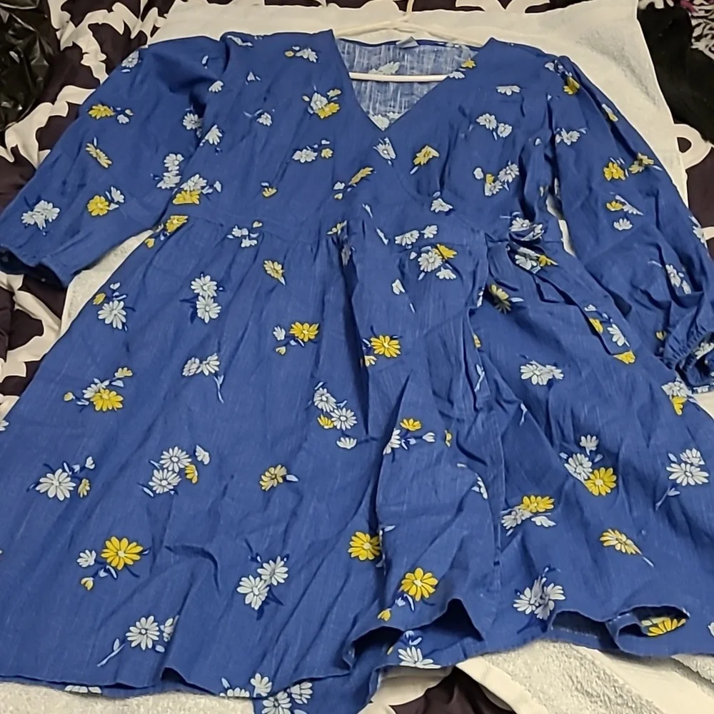 Old Navy Pre-loved Navy and White flower print dress. - Picture 7 of 7